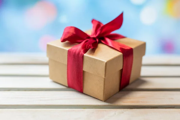 Έκπληξη Κουτί Δώρου Ένα Κόκκινο Τόξο Για Γενέθλια Των Διακοπών — Φωτογραφία Αρχείου