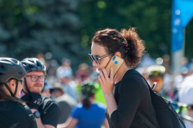 Kiev Ukrayna, 4 Haziran 2021. Kız telefonda konuşuyor. Sokakta yürüyor.