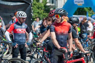 Kiev Ukrayna, 4 Haziran 2021 Formalı bisikletli sporcular ve yarışmalarda miğferler