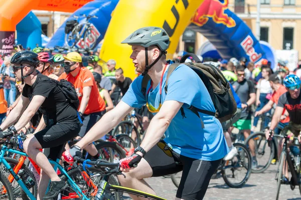 Kiev Ukrayna, 4 Haziran 2021 Formalı bisikletli sporcular ve yarışmalarda miğferler