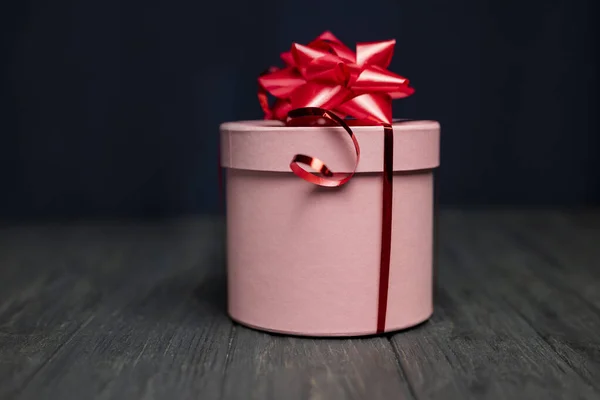 Caja Regalo Sorpresa Rosa Con Lazo Rojo Para Cumpleaños Feliz — Foto de Stock