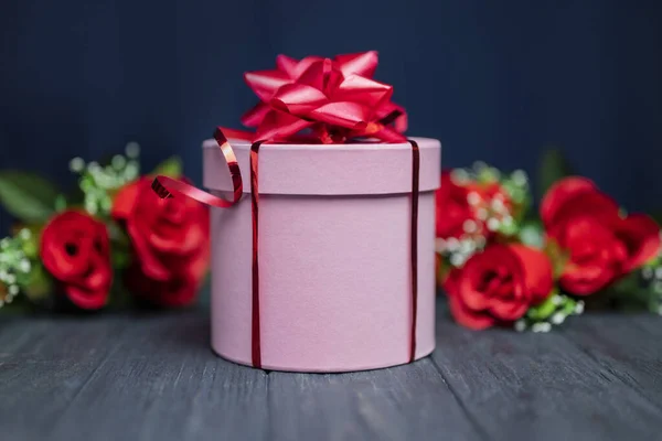 Caja Regalo Sorpresa Rosa Con Lazo Rojo Para Cumpleaños Feliz — Foto de Stock