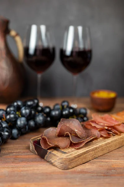 Aperitivo Surtido Carne Ahumada Jamón Seco Basturma Una Tabla Madera —  Fotos de Stock