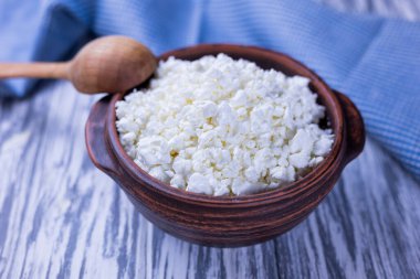 Süt ürünü süzme peynir ahşap bir arka planda bir tabakta