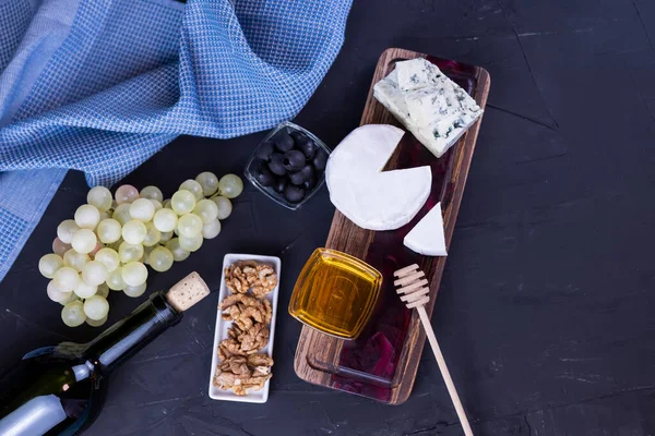 Vista Superior Aperitivo Surtido Queso Azul Dor Camembert Una Tabla —  Fotos de Stock