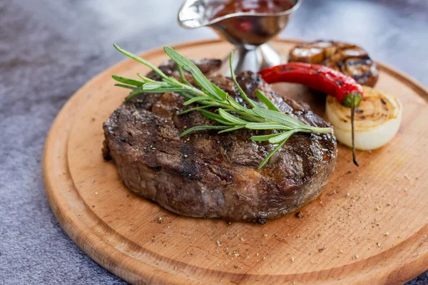 Pirzola Bifteği Bir Restoranda Ahşap Bir Tahtada Izgara Dana Eti — Stok fotoğraf