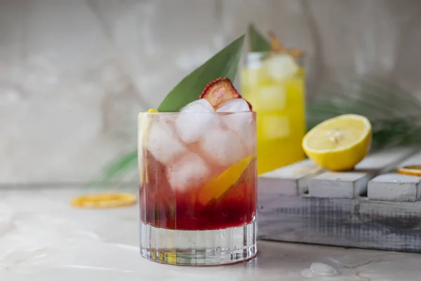 Klassischer Roter Cocktail Mit Tonikum Und Eis Mit Kühlgetränk Aus — Stockfoto