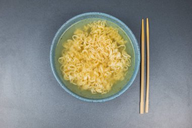 Çubuklarla dolu bir kasede hazır erişte.