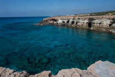 Ayia Napa kıyılarında deniz mağaraları, Cape Greco 'da deniz kıyısında kayalıklarla çevrili.