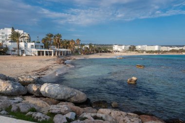 Sayia Ayia Napa Limanaki sahilinde berrak suyu olan güzel bir sahil.