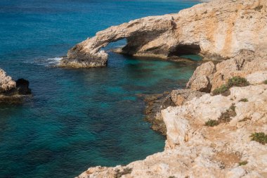 Ayia Napa 'da deniz kıyısındaki aşıkların köprüsünün manzarası.