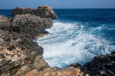 Ayia Napa kıyıları Cape Greco 'da deniz kenarında kayalıklarla