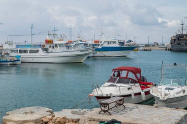 11 Ağustos 2020. Kıbrıs Rum Kesimi Ayia Napa. Şehirde balıkçılar için tekneli toprak seti.