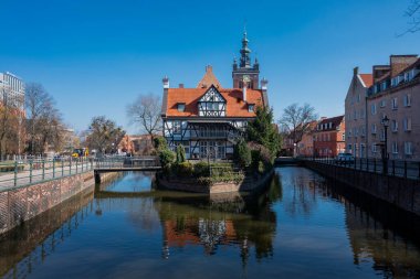 Polonya 'nın merkezindeki eski Gdansk kasabasında Dwor Mlynarzy nehri üzerinde büyük bir konteyner fabrikası.