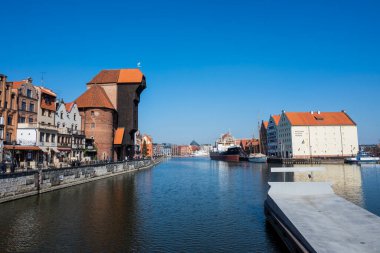 29 Eylül 2020 - Gdansk, Polonya. Şehir manzarası, Motawa Nehri ve setin üzerindeki uraw binaları.