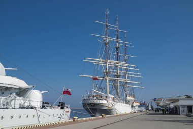 10 Eylül 2020 'de Gdynia Polonya, Baltık Denizi kıyısında güzel bir şehir ve gemi manzaralı bir rıhtım.