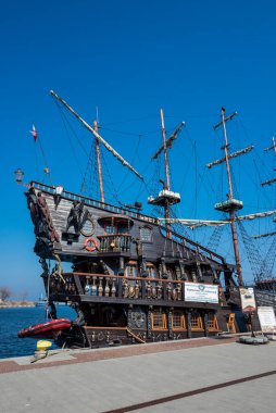 10 Eylül 2020 'de Gdynia Polonya, Baltık Denizi kıyısında güzel bir şehir ve gemi manzaralı bir rıhtım.