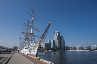 10 Eylül 2020 'de Gdynia Polonya, Baltık Denizi kıyısında güzel bir şehir ve gemi manzaralı bir rıhtım.