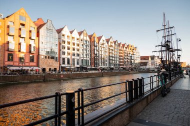 13 Eylül 2020, Gdansk Polonya. Şehrin ve Motawa nehrinin manzarası. Korsan gemisi ve set üzerinde binaları var.
