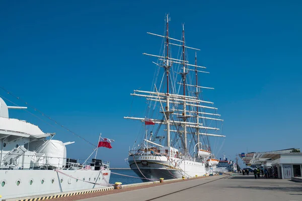 10 Eylül 2020 'de Gdynia Polonya, Baltık Denizi kıyısında güzel bir şehir ve gemi manzaralı bir rıhtım.