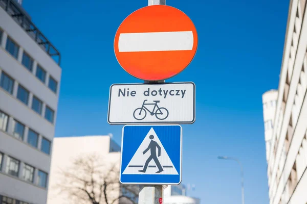 Znaki Drogowe Drogach Znak Rowerowy Przejście Dla Pieszych — Zdjęcie stockowe