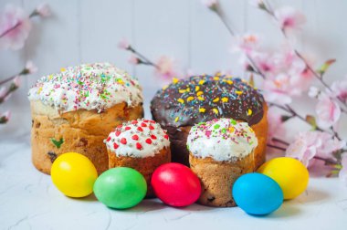 Nisanda bahar bayramında dini bayram için renkli yumurtalı lezzetli Paskalya pastası