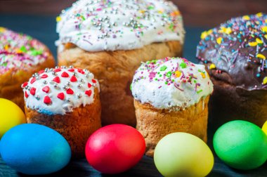 Nisanda bahar bayramında dini bayram için renkli yumurtalı lezzetli Paskalya pastası