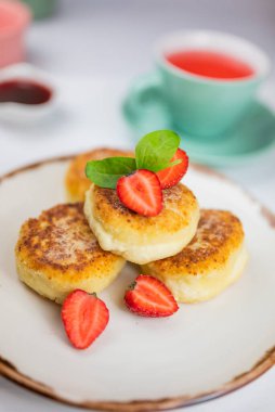 Kahvaltıda peynirli kek ve bir restoranda çilek.