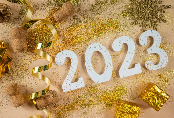 Bílá Čísla 2023 Silvestrovskou Dovolenou Prosinci Třpytivým Zlatým Dřevěným Korkem — Stock fotografie