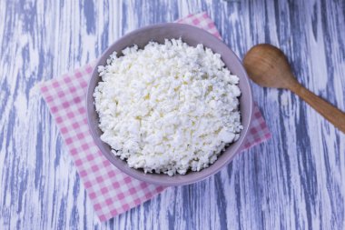 Süt ürünü süzme peynir ahşap bir arka planda bir tabakta