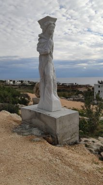 12 Ocak 2020, Kıbrıs Rum Kesimi Ayia Napa, uluslararası parka heykelleri ve heykelleri olan kaktüsler