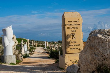 12 Ocak 2020, Kıbrıs Rum Kesimi Ayia Napa, uluslararası parka heykelleri ve heykelleri olan kaktüsler