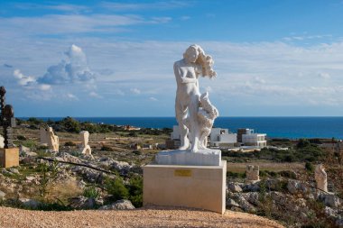 12 Ocak 2020, Kıbrıs Rum Kesimi Ayia Napa, Kaktüs bitkileri parka heykel ve heykellerle birlikte