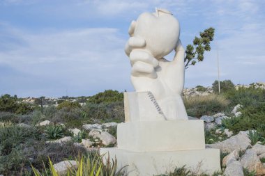12 Ocak 2020, Kıbrıs Rum Kesimi Ayia Napa, Kaktüs bitkileri parka heykel ve heykellerle birlikte