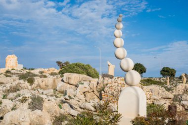 Kıbrıs Rum Kesimi 'ndeki parkta kaktüs bitkileri ve heykeller