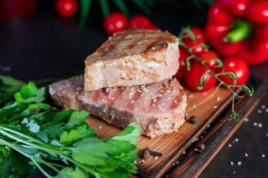 Restoranda, tabakta sebzeyle ızgara yapılmış ton balığı bifteği.