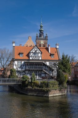 8 Eylül 2020, Polonya Gdansk, Polonya 'nın merkezindeki eski Gdansk kasabasında Dwor Mlynarzy nehri üzerinde büyük bir konteyner fabrikası.