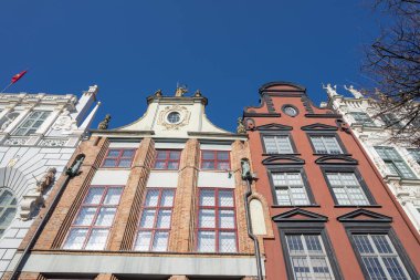 1 Eylül 2020, Gdansk Polonya, eski çekicinin güzel renkli evleri.