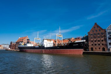 29 Eylül 2020 - Gdansk Polonya. Şehrin ve Motawa nehrinin manzarası. Korsan gemisi ve set üzerinde binaları var.