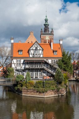 8 Eylül 2020, Polonya Gdansk, Polonya 'nın merkezindeki eski Gdansk kasabasında Dwor Mlynarzy nehri üzerinde büyük bir konteyner fabrikası.