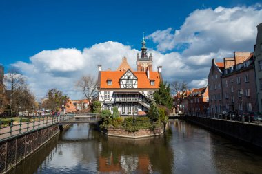 8 Eylül 2020, Polonya Gdansk, Polonya 'nın merkezindeki eski Gdansk kasabasında Dwor Mlynarzy nehri üzerinde büyük bir konteyner fabrikası.