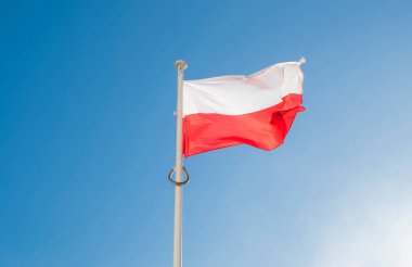 Mavi gökyüzünde ulusal bayrak