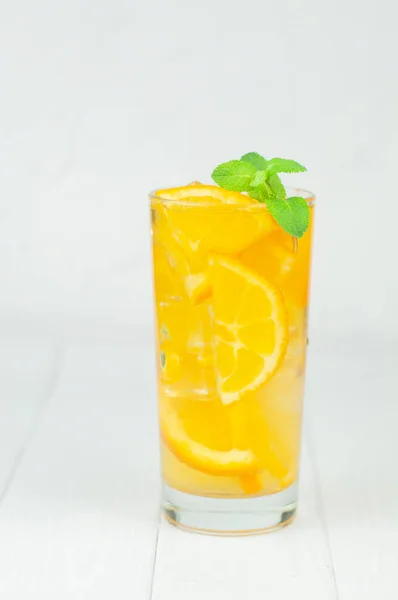 Lahodný Osvěžující Koktejlový Nápoj Alkoholem Pomerančem Mátovým Lístkem — Stock fotografie
