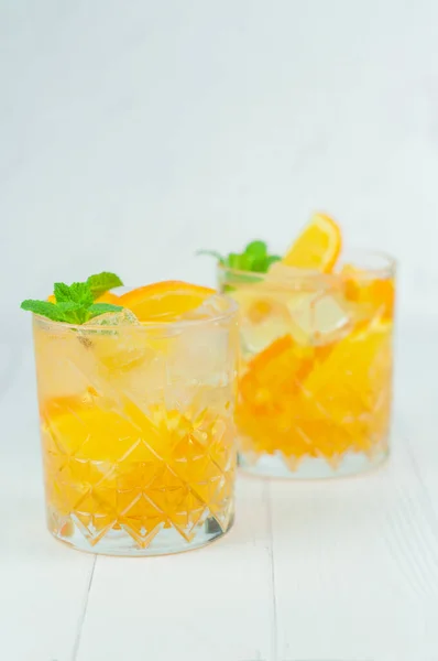 Heerlijke Verfrissende Cocktaildrank Met Alcohol Sinaasappel Met Muntblad — Stockfoto
