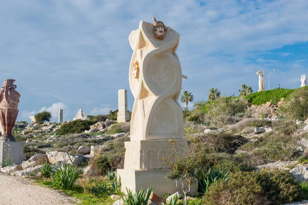 12 Ocak 2020, Kıbrıs Rum Kesimi Ayia Napa, Kaktüs bitkileri parka heykel ve heykellerle birlikte