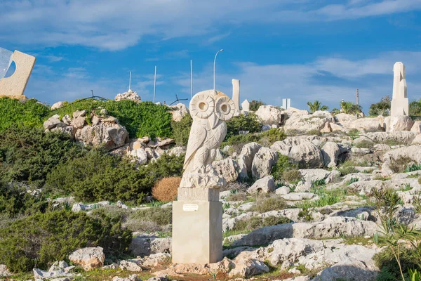 12 Ocak 2020, Kıbrıs Rum Kesimi Ayia Napa, Kaktüs bitkileri parka heykel ve heykellerle birlikte