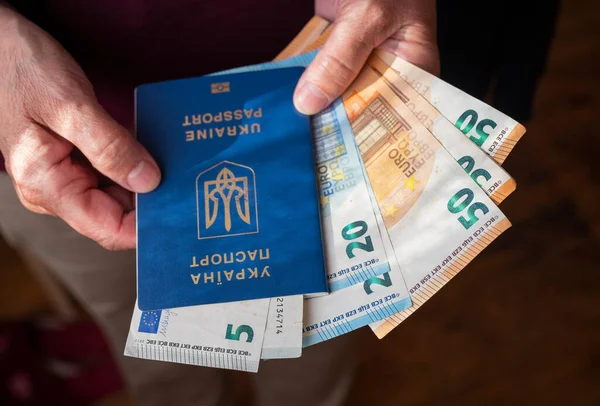 Пенсионер Держит Руках Украинский Биометрический Паспорт Польскими Банкнотами — стоковое фото