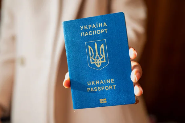 Ukrayna pasaportlu bir kız.