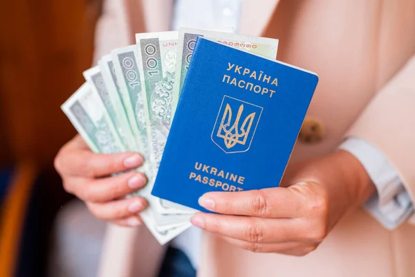 Дівчина Тримає Руках Банкноти Польських Злотих Український Паспорт — стокове фото