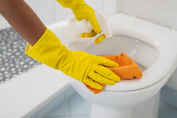 Czystsza Dziewczyna Myje Się Szmatą Toaletą Dezynfekcji Detergentów — Zdjęcie stockowe